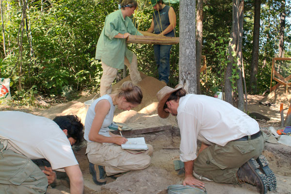 Photo: Archéo-Québec, Jacques Beardsell. Archaeological digs in Dégelis.