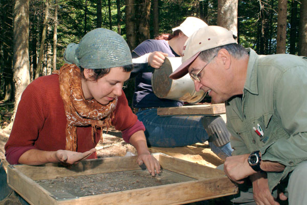 Photo: Archéo-Québec, Jacques Beardsell. Tamisage. Photo: Archéo-Québec, Jacques Beardsell. Tamisage.