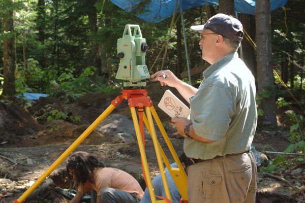 Photo: Archéo-Québec, Jacques Beardsell. Utilisation d'un théodolite. Photo: Archéo-Québec, Jacques Beardsell. Utilisation d'un théodolite.