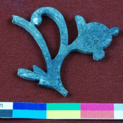 Applique en métal retrouvée lors de fouilles sur la Côte-de-Beaupré Photo : Artefactuel